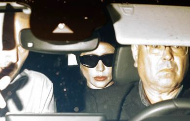 Lady Gaga chega ao Rio e movimenta fãs antes de mega show gratuito em Copacabana