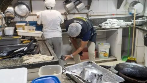 Fiscalização na Praia da Tartaruga: Procon de Búzios autua restaurante e promove ação educativa