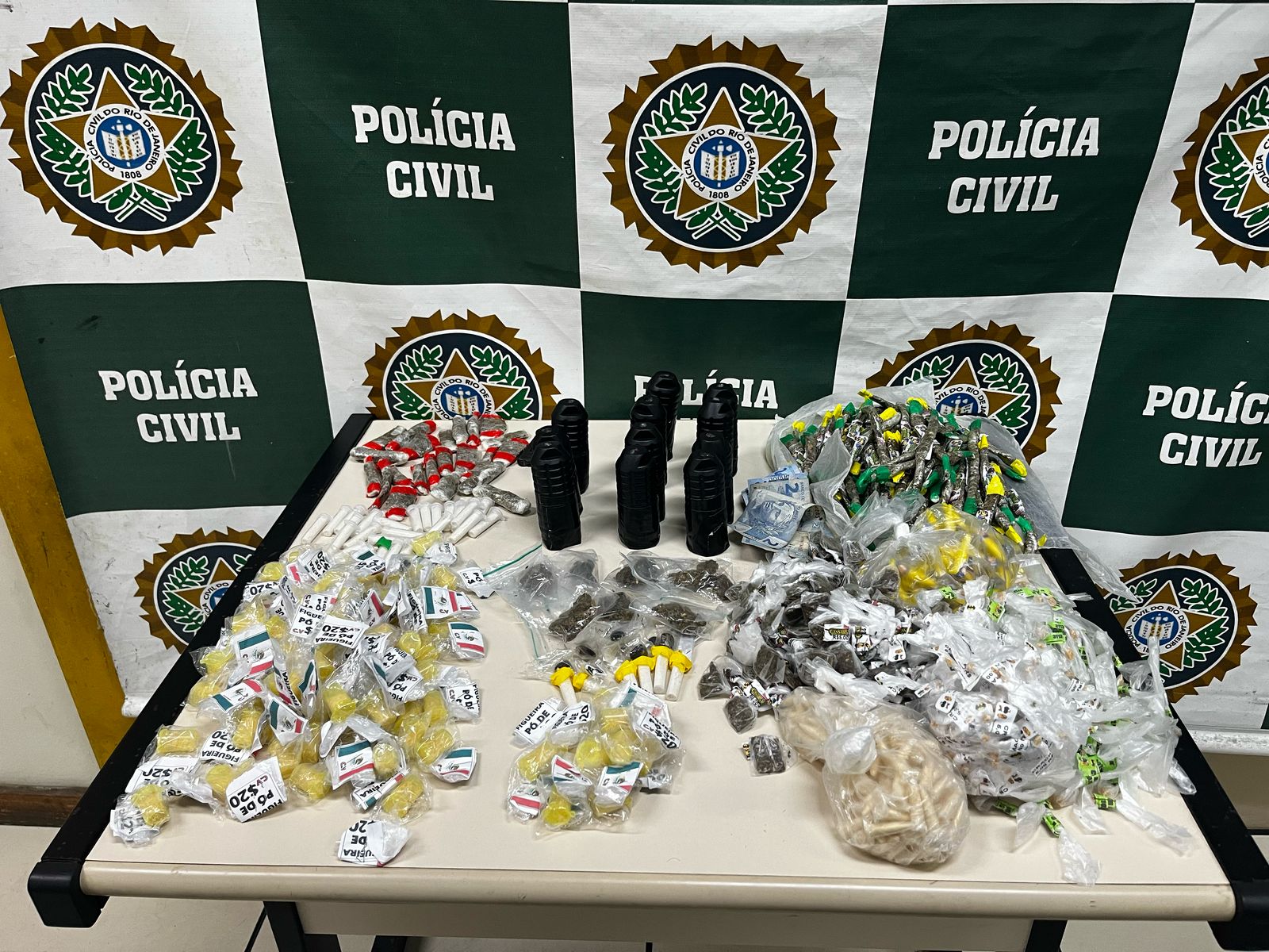 Polícia Civil prende três suspeitos de tráfico de drogas em Arraial do Cabo durante operação Espoliador
