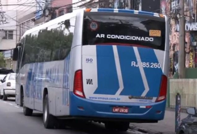 Assalto a ônibus deixa passageiros em pânico na Avenida Brasil, RJ