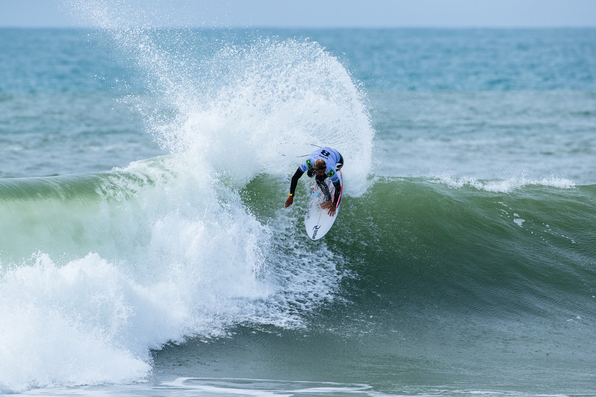 Samuel Pupo estreou fazendo o recorde de pontos da quarta-feira em Supertubos (Crédito da Foto: @WSL / Damien Poullenot)