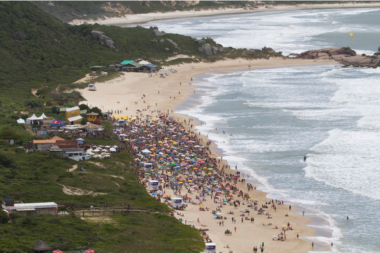 Praia Mole sempre cheia nas etapas do Layback Pro desde 2021 (Crédito da Foto: James Thisted / Layback Pro)