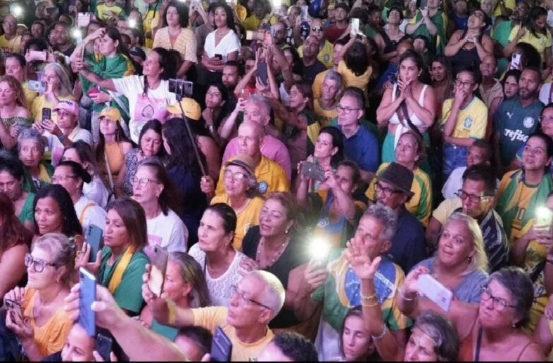 Centenas de pessoas se reuniram no Azul e Branco para ver Bolsonaro - Foto: Reprodução das redes sociais