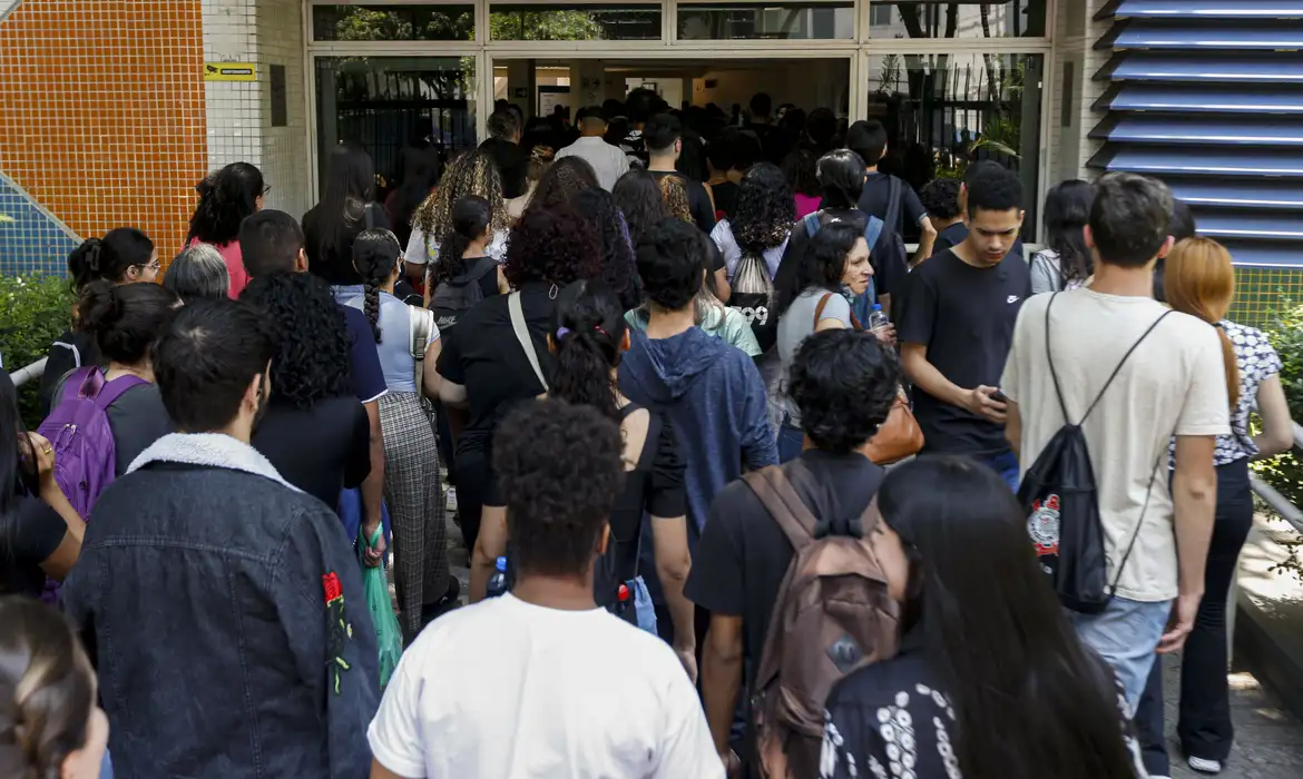 Iniciativa do Ministério da Educação busca promover a permanência e conclusão escolar no ensino médio público - Foto: Paulo Pinto / Agência Brasil