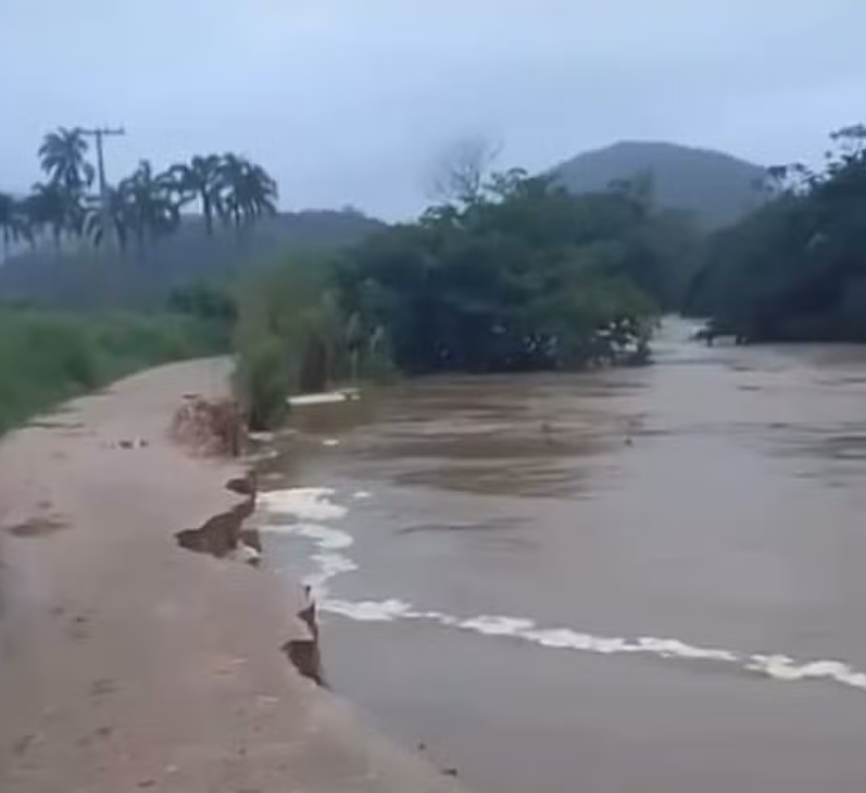 Estrada da Serra Queimada cedeu em Cachoeiras de Macacu  Foto: Reprodução redes sociais