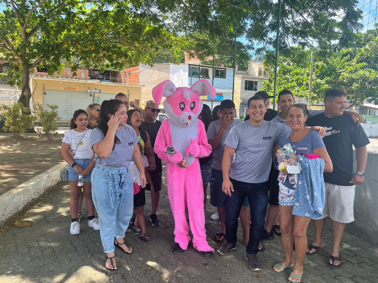 A presença do icônico coelho gigante, carregando os doces, encantou as crianças, que receberam os presentes com sorrisos radiantes e muita animação, embalados por música e diversão. Foto: Divulgação