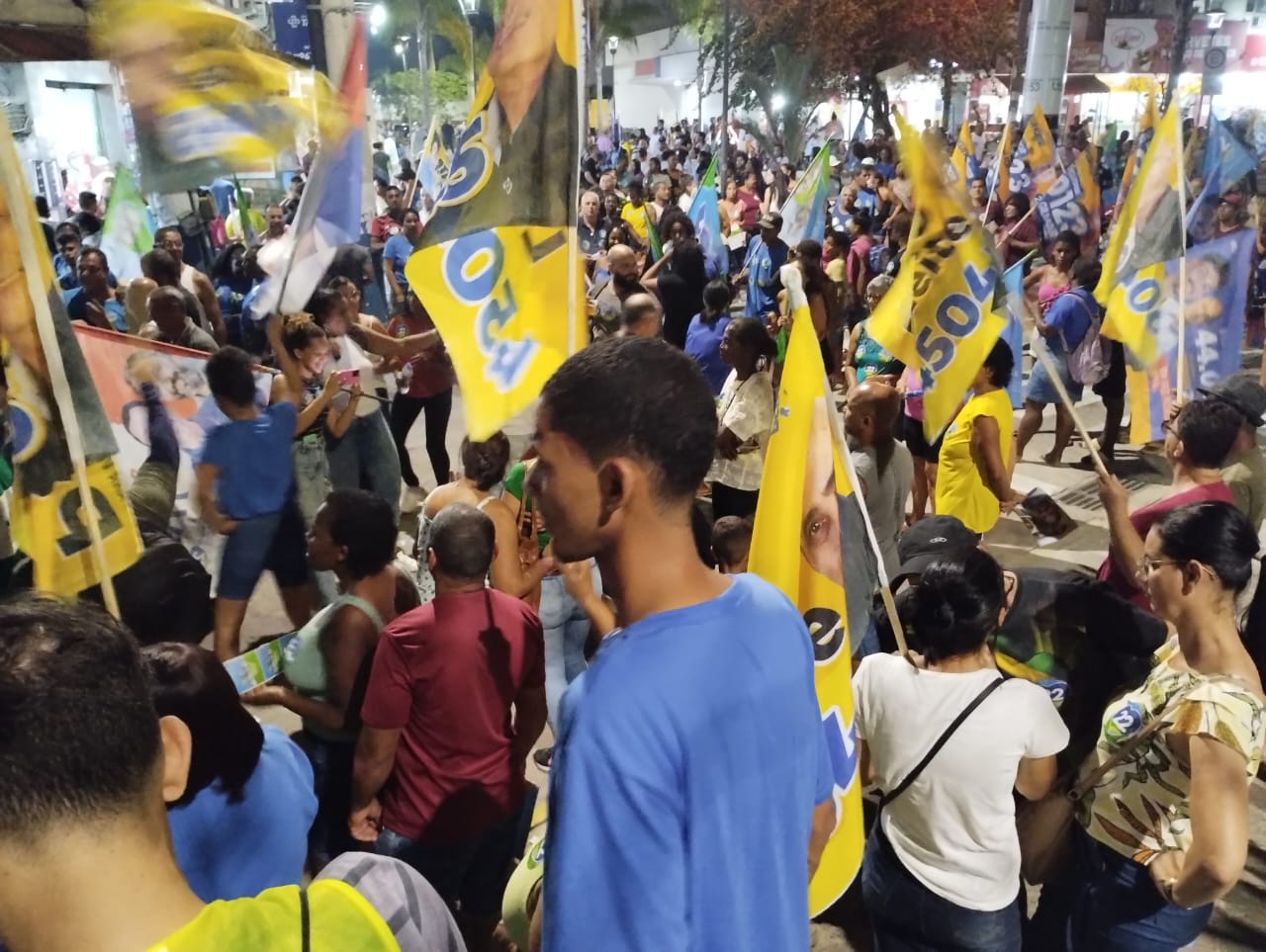 As ruas ficaram lotadas de apoiadores da gestão de Rodrigo Medeiros - Foto: Adriana Cruz / RL em Foco 