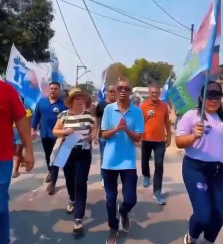 Valber Marcelo - (ao centro) - lidera caminhadas pela cidade de Tanguá ?- (Foto: Reprodução / redes Sociais)