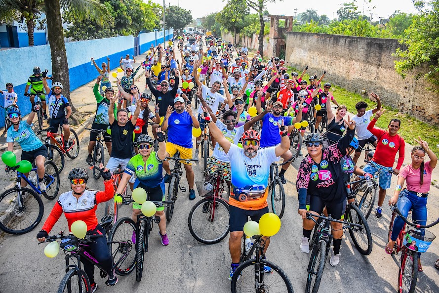 Já no início do trajeto, Medeiros lidera um grande número de ciclistas que o acompanharam na manhã de domigo. - (Foto: Ascom Rodrigo Medeiros)