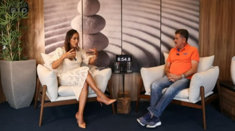 A jornalista Ana paula Mendes conduziu a entrevista de 40 minutos com o ex-deputado e candidato a prefeito Paulo Melo - Foto: Reprodução.