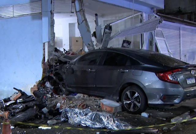 Após atropelar o criminoso, que morreu no local, a motorista colidiu contra a entrada de garagem de uma residência - Foto: Reprodução.