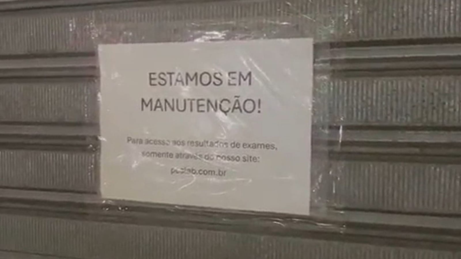 Placa encontrada na porta da PCS Lab, em Nova Iguaçu - Foto: Reprodução.