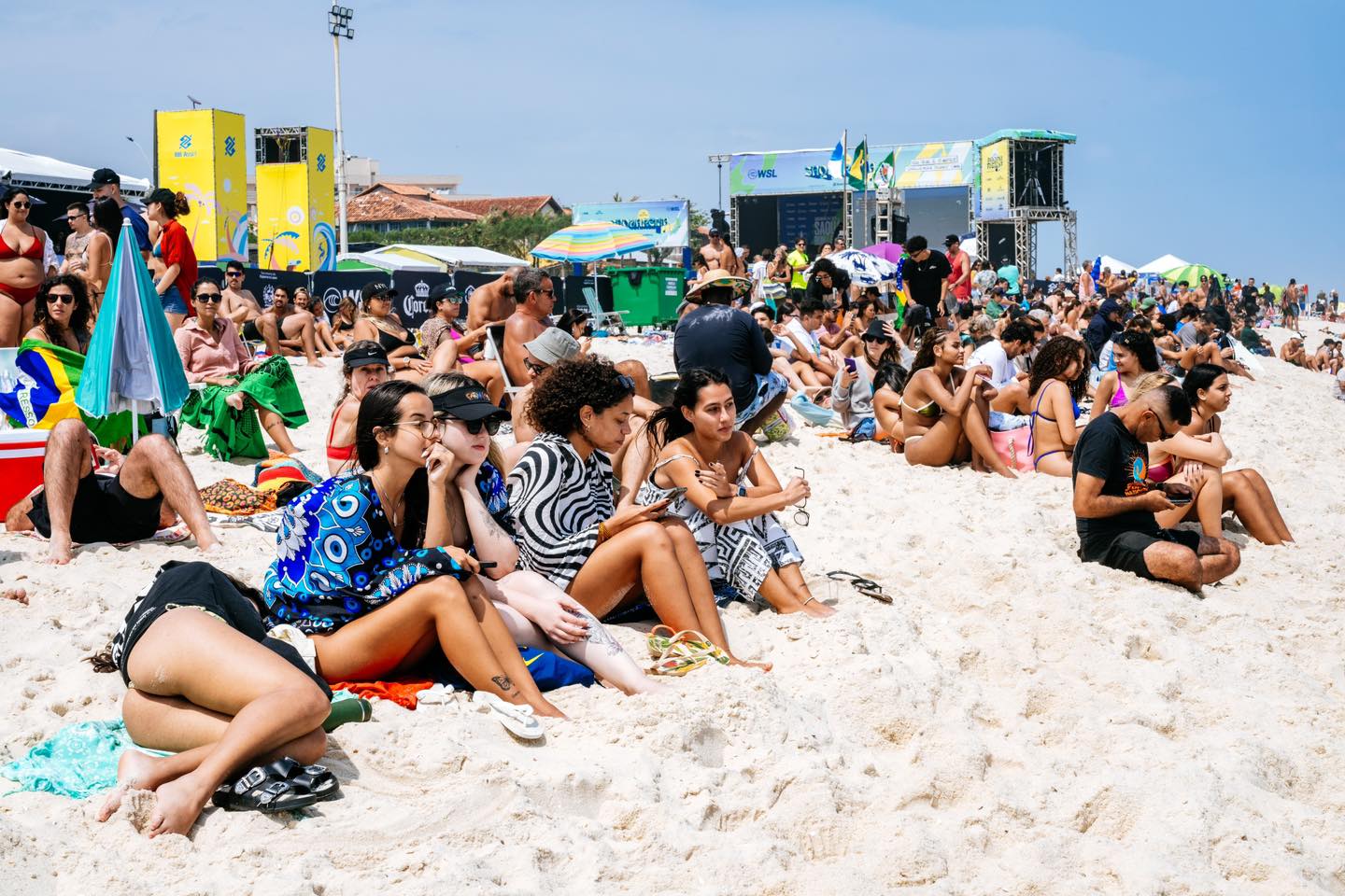 Mesmo com mar gelado e vento frio, as areias de Itaúna ficaram lotadas neste sábado (12/10) - Foto: Daniel Smorigo/WSL