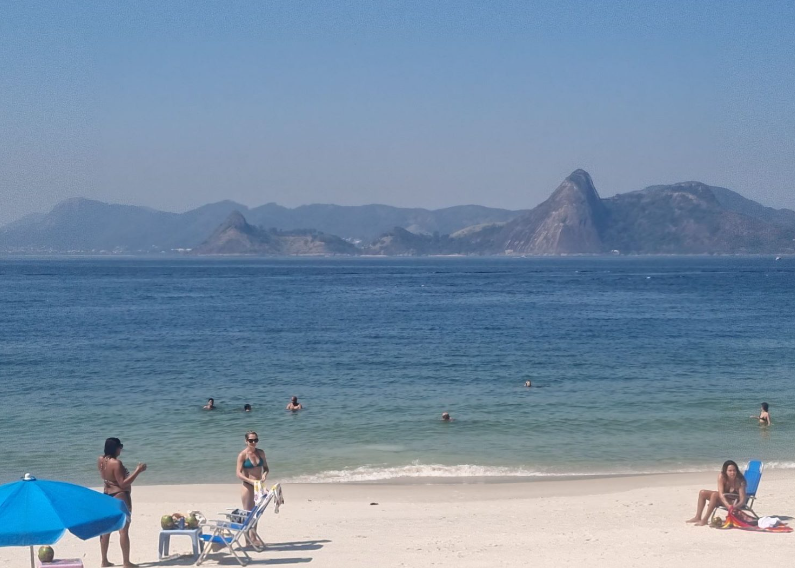 Banhistas no mar da Prainha da Glória: melhoria da qualidade da água após obra - Foto: Oscar Valporto