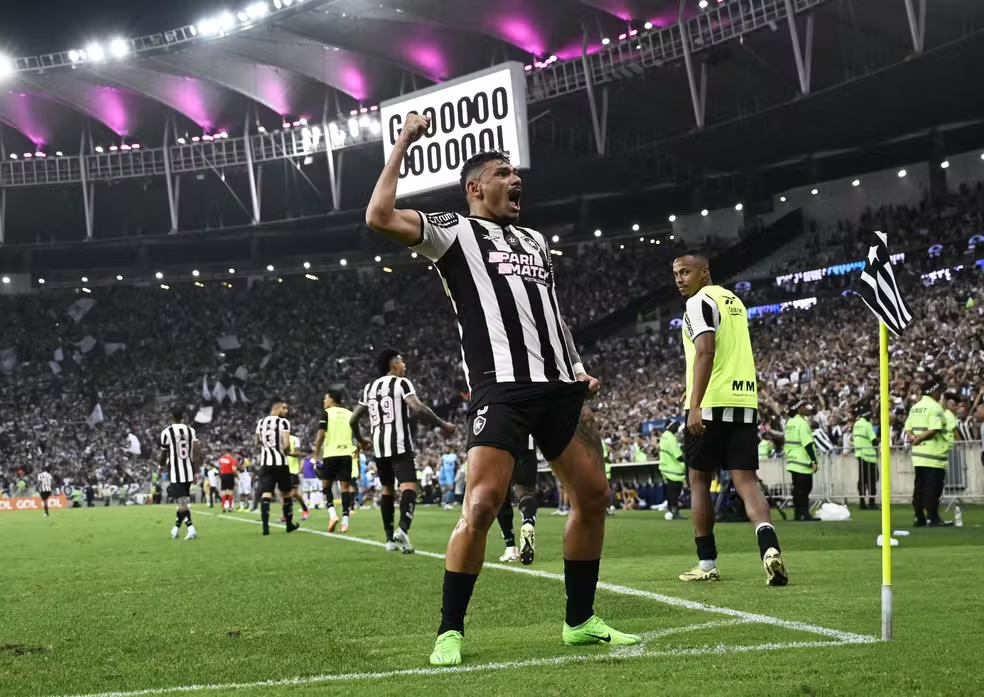 Aos 46 min do 2º tempo - Gol do Botafogo! Tiquinho Soares recebe e empurra para as redes. - Foto: Reprodução. 