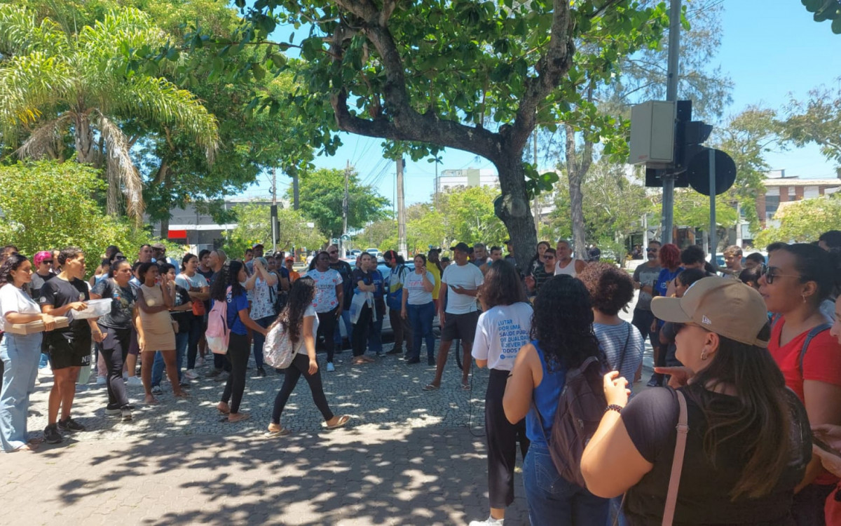  Servidores públicos protestam em frente à Prefeitura de Cabo Frio, cobrando salários atrasados e denunciando incertezas sobre o pagamento do décimo terceiro. - Foto: Reprodução/Internet