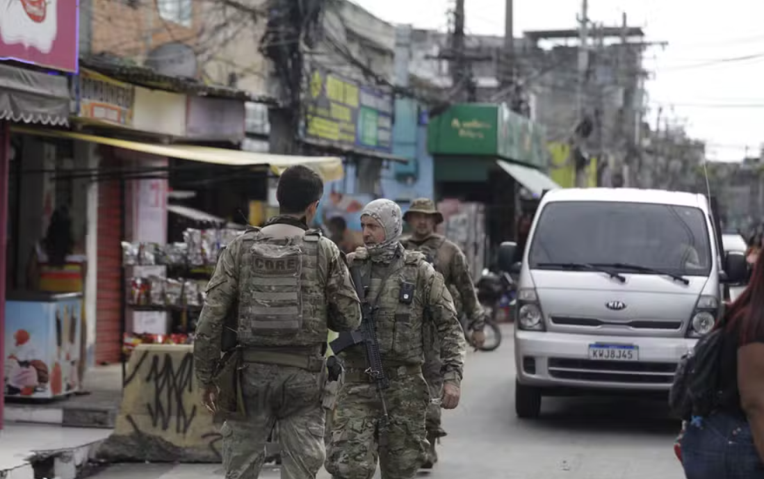 A movimentação policial no Complexo da Maré ? Foto: Gabriel de Paiva/Agência O Globo