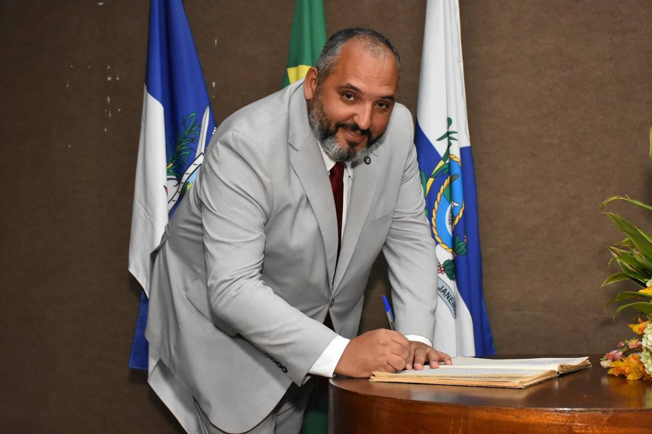 Rodrigo Medeiros durante a cerimônia de posse no Centro Cultural Ana Maria Gac, em Tanguá. - Foto: Tyago Fontenelle