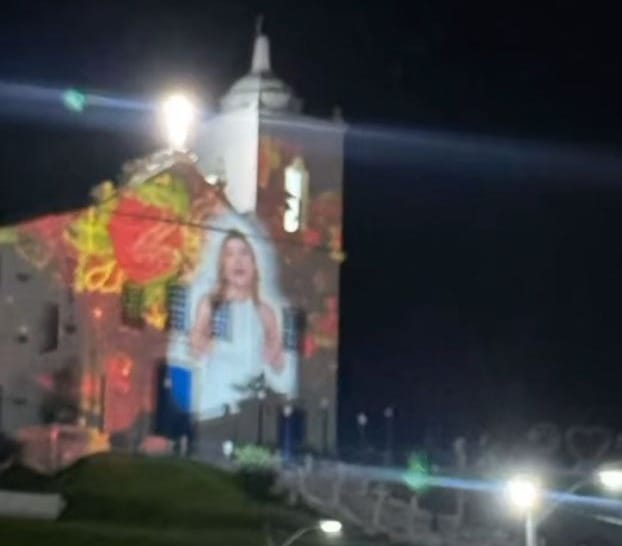 Fachada da Igreja de Nossa Senhora de Nazareth, em Saquarema, onde foi projetada a imagem da ex-prefeita Manoela Peres durante as celebrações de Ano Novo.  Crédito: Redes sociais