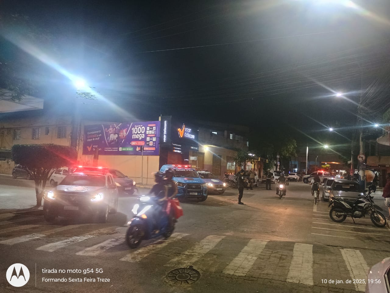 Condutores de motocicletas foram abordados durante a Operação Zero Grau em Tanguá; como não houve flagrante de adulteração de sinal identificador de veículo, todos foram liberados. ? Foto: GCM/Tanguá