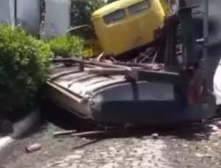 Caminhão-pipa perde carroceria e provoca bloqueio de rua em Búzios