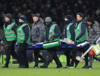 Jogador do Tottenham desmaia em campo e deixa estádio de maca durante jogo contra o Liverpool