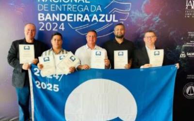 Praia de Arraial do Cabo recebe selo Bandeira Azul em evento nacional