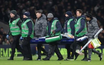 Jogador do Tottenham desmaia em campo e deixa estádio de maca durante jogo contra o Liverpool