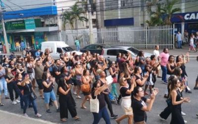 Professores de São Gonçalo fazem protesto e ocupam prédio da Prefeitura em defesa de direitos e 13º salário