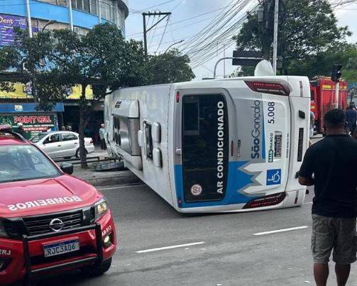 Colisão entre ônibus em São Gonçalo deixa sete feridos e tumulto no trânsito